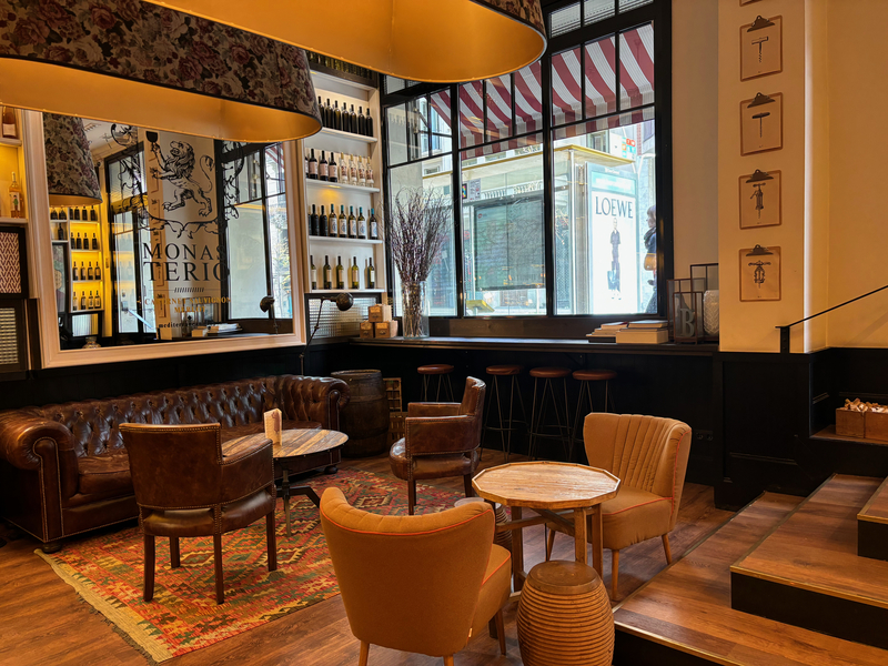 Hotel Praktik Vinoteca Barcellona reception